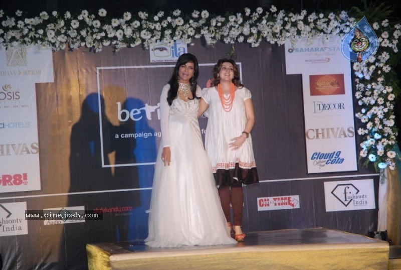 Bollywood Stars walk The Ramp For Archana Kochhar  - 14 / 49 photos