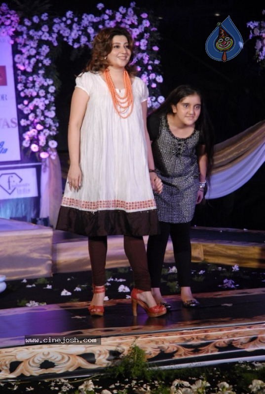 Bollywood Stars walk The Ramp For Archana Kochhar  - 18 / 49 photos