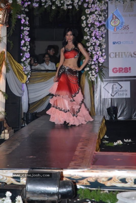 Bollywood Stars walk The Ramp For Archana Kochhar  - 28 / 49 photos