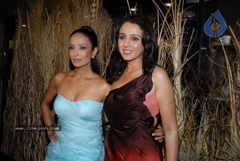 Bollywood Stars walk The Ramp For Archana Kochhar  - 30 / 49 photos