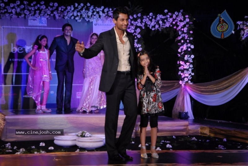Bollywood Stars walk The Ramp For Archana Kochhar  - 33 / 49 photos