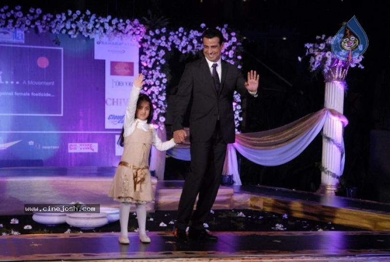 Bollywood Stars walk The Ramp For Archana Kochhar  - 36 / 49 photos