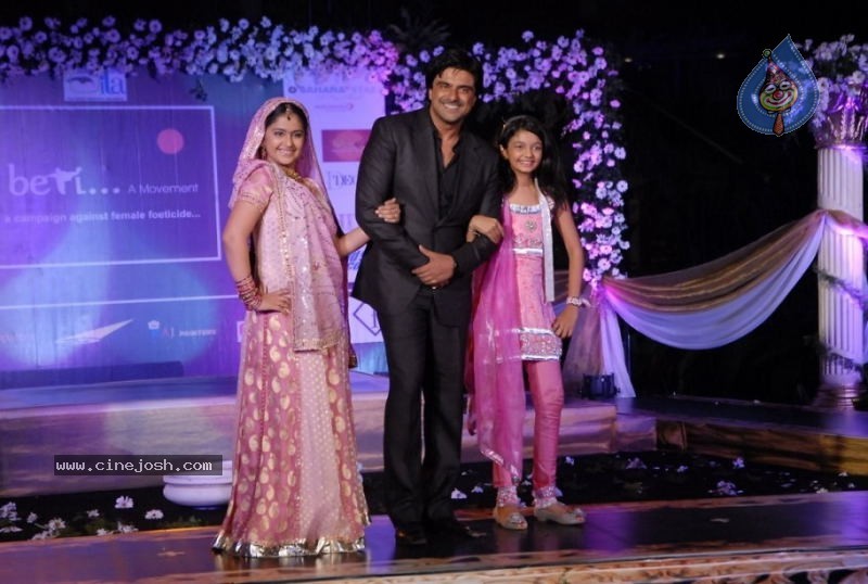 Bollywood Stars walk The Ramp For Archana Kochhar  - 41 / 49 photos