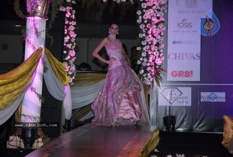 Bollywood Stars walk The Ramp For Archana Kochhar  - 43 / 49 photos