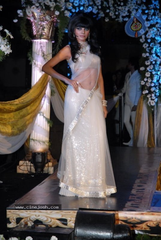 Bollywood Stars walk The Ramp For Archana Kochhar  - 47 / 49 photos