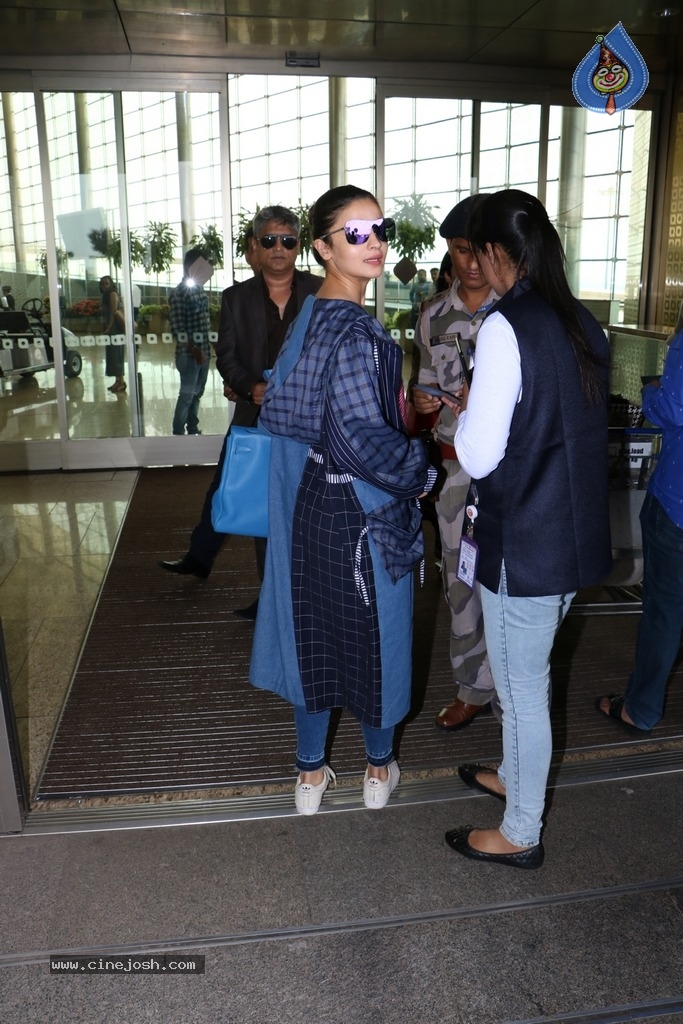 Bollywood Top Actresses Spotted at Airport - 6 / 42 photos