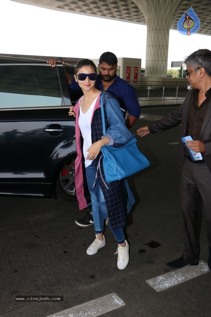 Bollywood Top Actresses Spotted at Airport - 7 / 42 photos