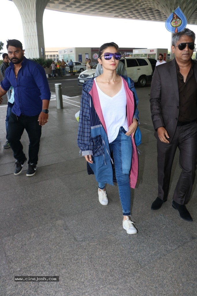 Bollywood Top Actresses Spotted at Airport - 13 / 42 photos