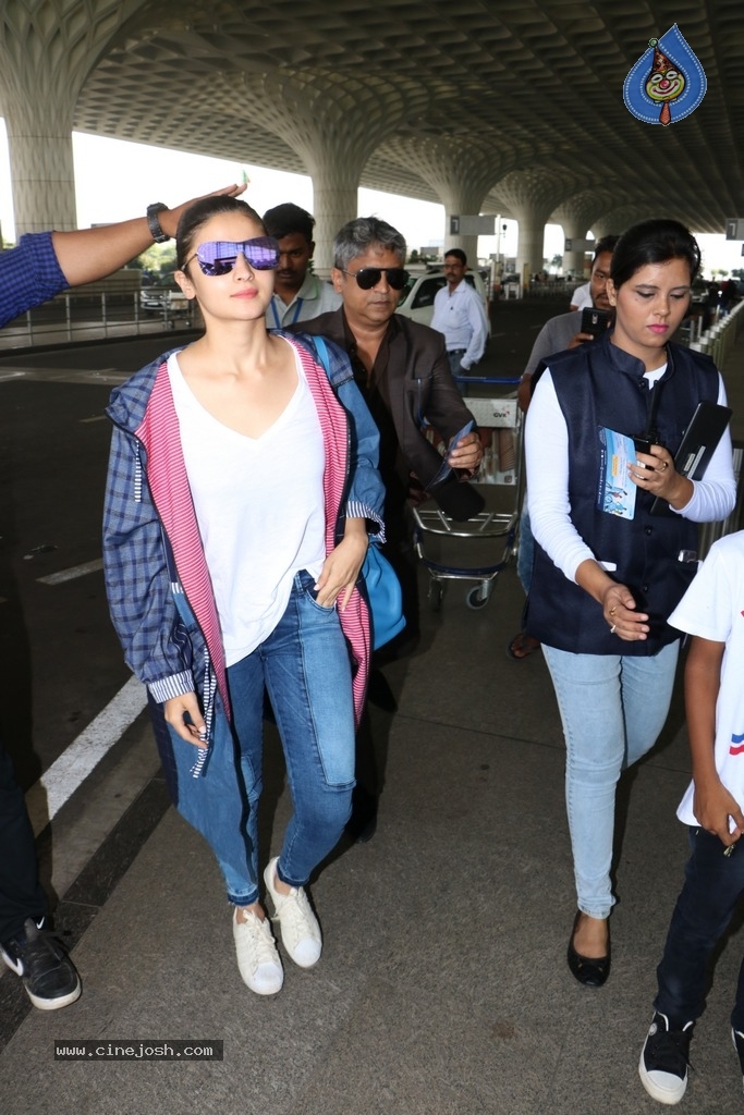 Bollywood Top Actresses Spotted at Airport - 14 / 42 photos