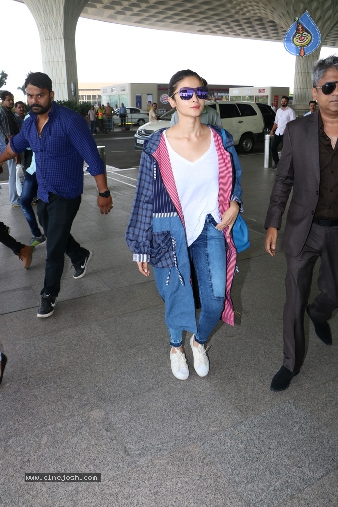 Bollywood Top Actresses Spotted at Airport - 17 / 42 photos