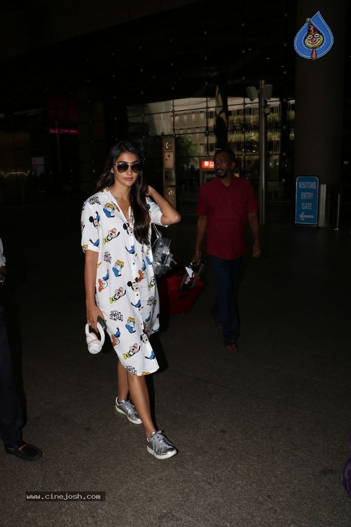 Bollywood Top Actresses Spotted at Airport - 41 / 42 photos