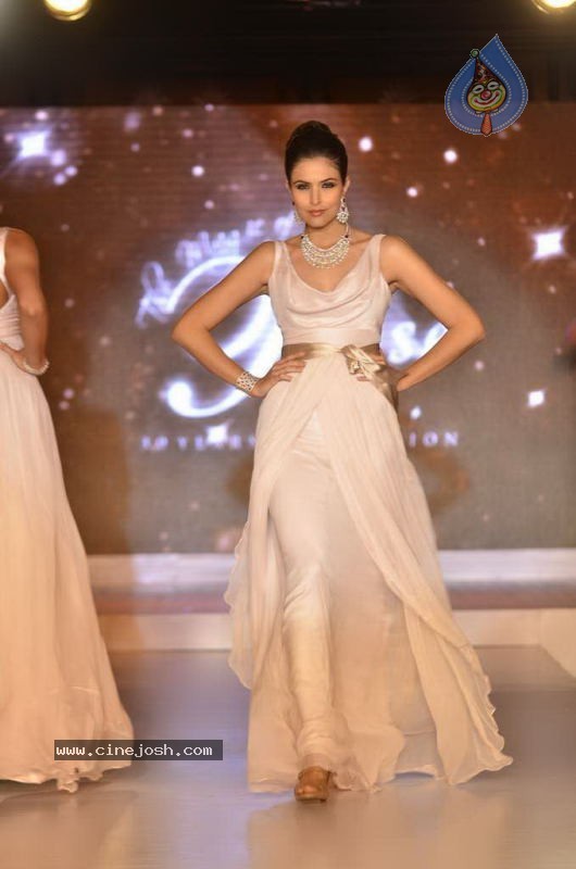 Bollywood Top Models at Rose Fashion Show - 27 / 154 photos