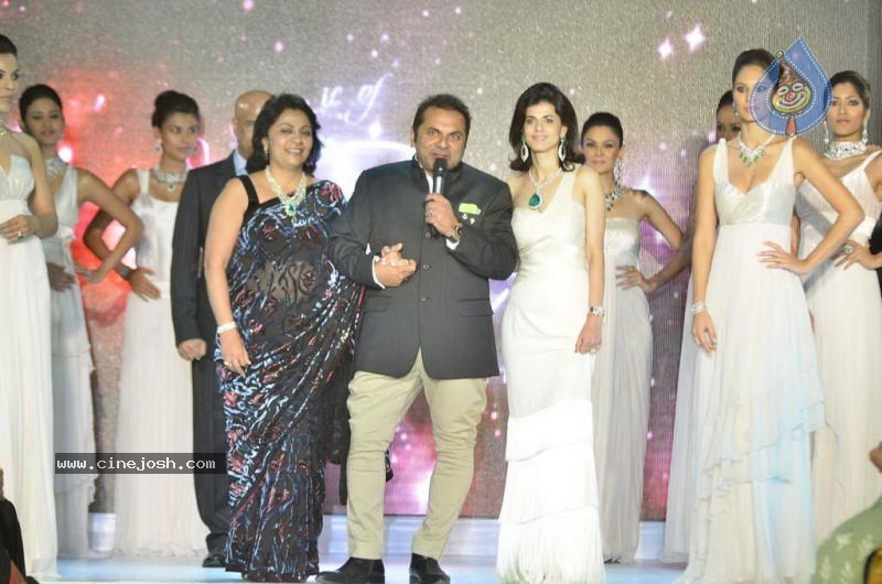 Bollywood Top Models at Rose Fashion Show - 38 / 154 photos