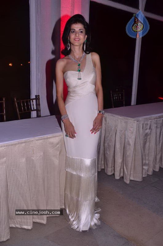 Bollywood Top Models at Rose Fashion Show - 49 / 154 photos