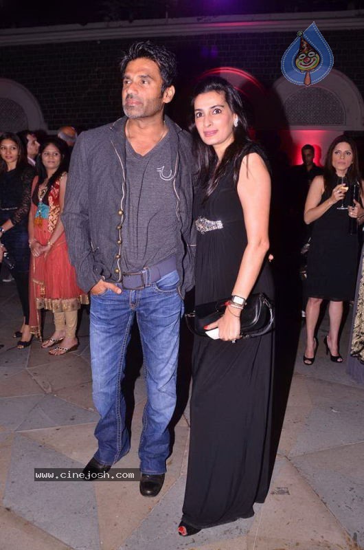 Bollywood Top Models at Rose Fashion Show - 51 / 154 photos