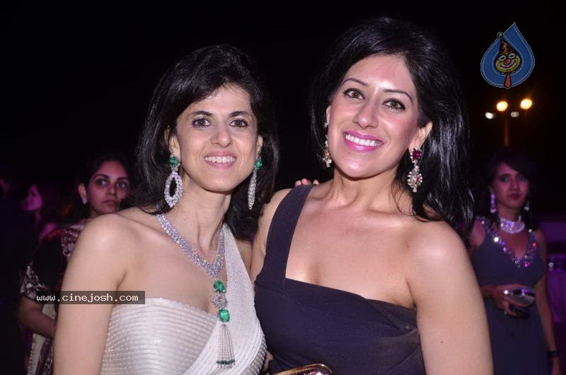 Bollywood Top Models at Rose Fashion Show - 101 / 154 photos