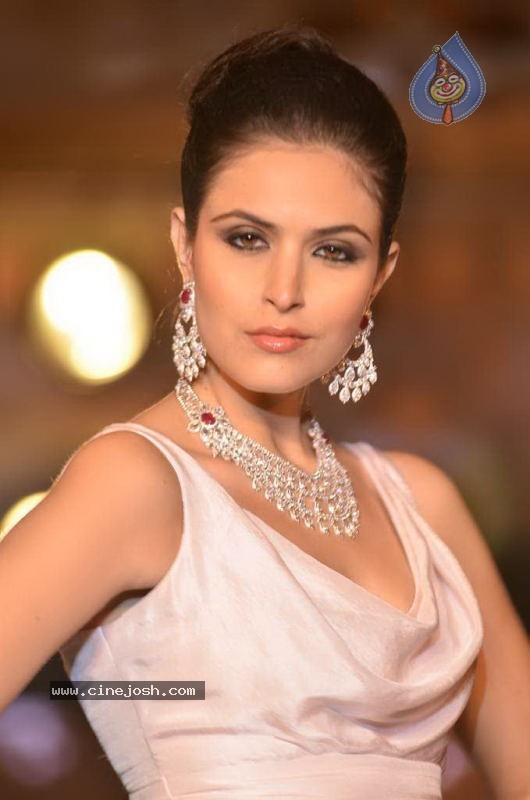 Bollywood Top Models at Rose Fashion Show - 151 / 154 photos