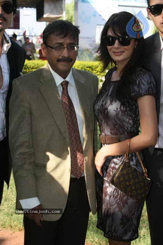 Bollywood Top Models at SIPL Race - 15 / 45 photos