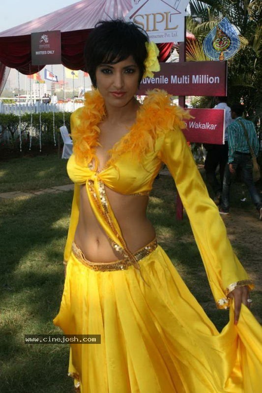 Bollywood Top Models at SIPL Race - 21 / 45 photos