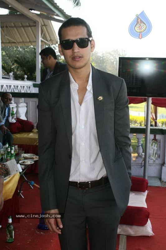 Bollywood Top Models at SIPL Race - 26 / 45 photos