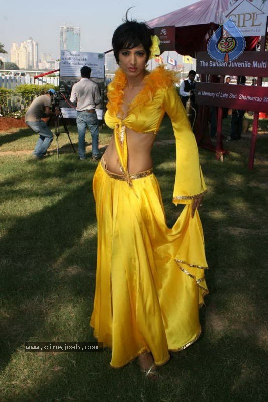 Bollywood Top Models at SIPL Race - 34 / 45 photos