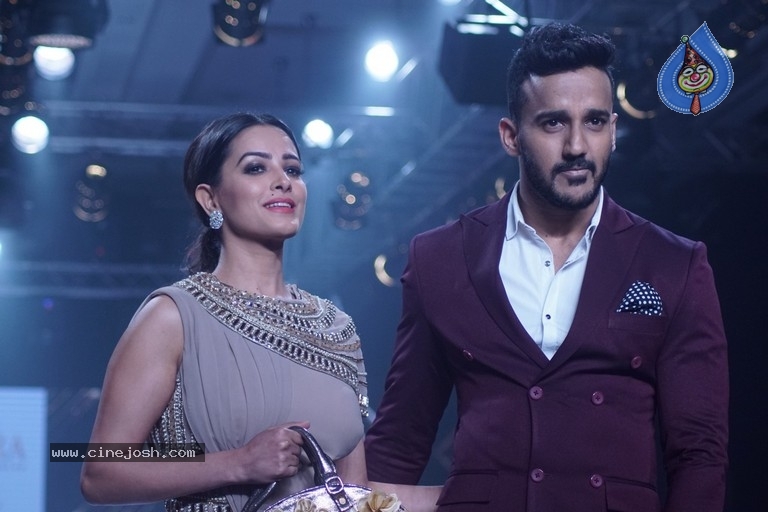Bombay Times Fashion Week - 26 / 52 photos