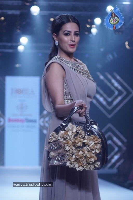 Bombay Times Fashion Week - 31 / 52 photos