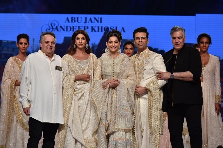 Bombay Times Fashion Week 2019 - 4 / 41 photos