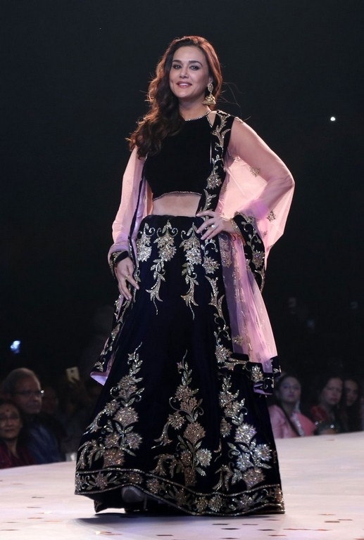 Bombay Times Fashion Week 2019 - 25 / 41 photos