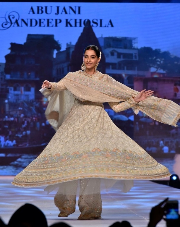 Bombay Times Fashion Week 2019 - 27 / 41 photos