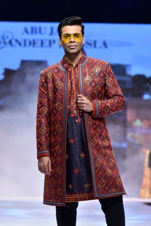 Bombay Times Fashion Week 2019 - 34 / 41 photos