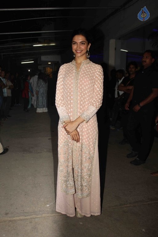 Celebrities at Bajirao Mastani Screening Photos - 3 / 40 photos