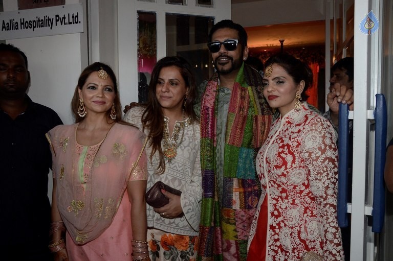 Celebrities at Bipasha Basu Mehndi Ceremony - 4 / 41 photos