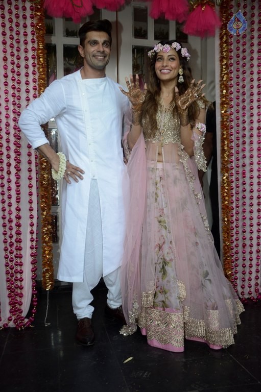 Celebrities at Bipasha Basu Mehndi Ceremony - 13 / 41 photos