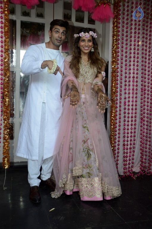Celebrities at Bipasha Basu Mehndi Ceremony - 21 / 41 photos