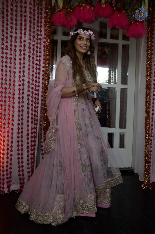 Celebrities at Bipasha Basu Mehndi Ceremony - 23 / 41 photos
