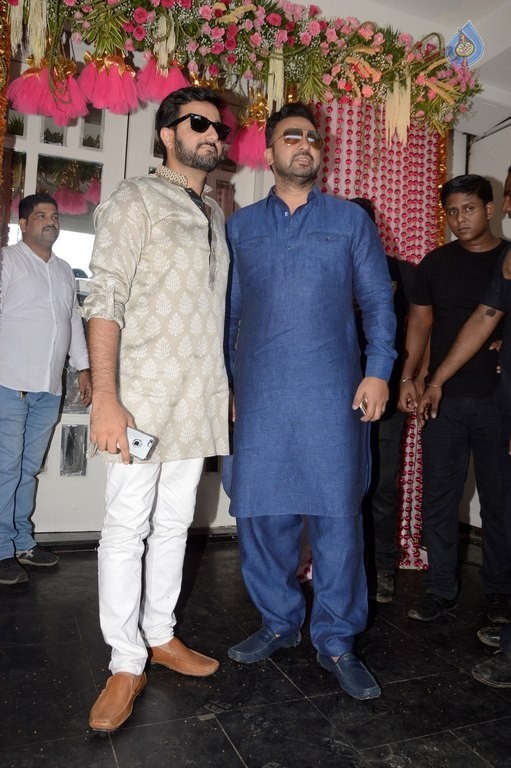 Celebrities at Bipasha Basu Mehndi Ceremony - 24 / 41 photos