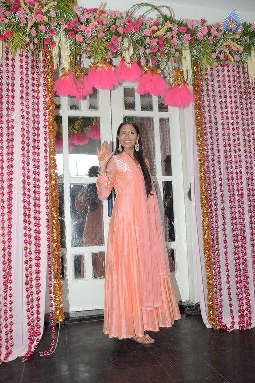 Celebrities at Bipasha Basu Mehndi Ceremony - 26 / 41 photos