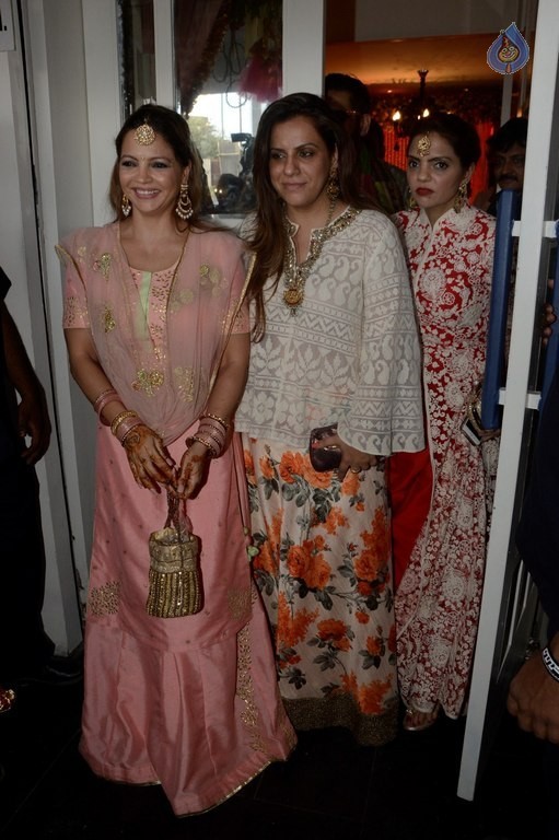 Celebrities at Bipasha Basu Mehndi Ceremony - 29 / 41 photos