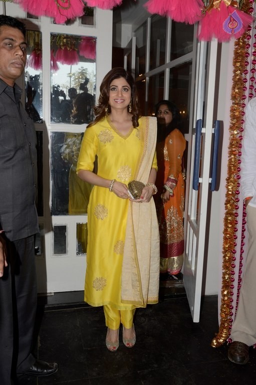 Celebrities at Bipasha Basu Mehndi Ceremony - 31 / 41 photos