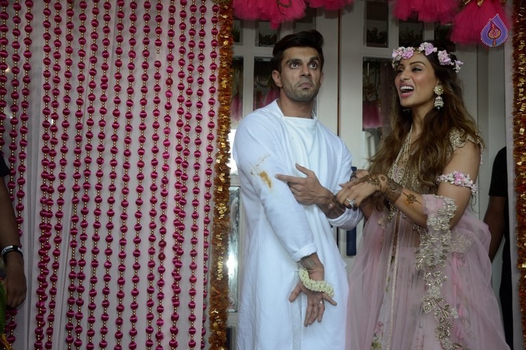 Celebrities at Bipasha Basu Mehndi Ceremony - 32 / 41 photos