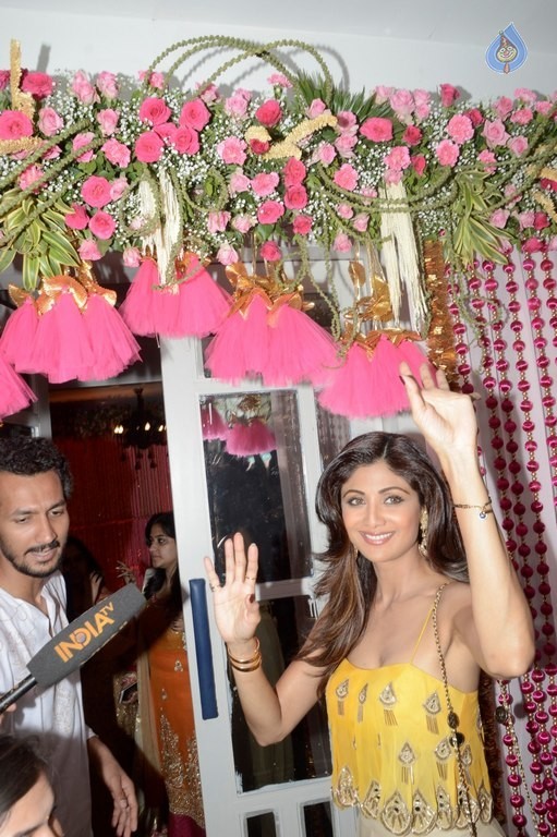 Celebrities at Bipasha Basu Mehndi Ceremony - 33 / 41 photos