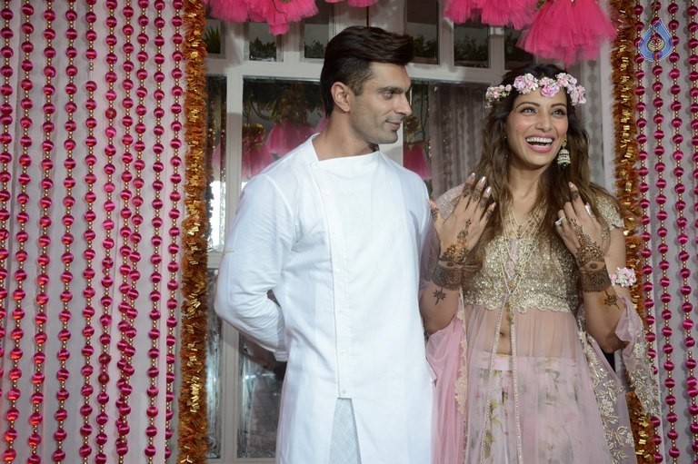 Celebrities at Bipasha Basu Mehndi Ceremony - 35 / 41 photos