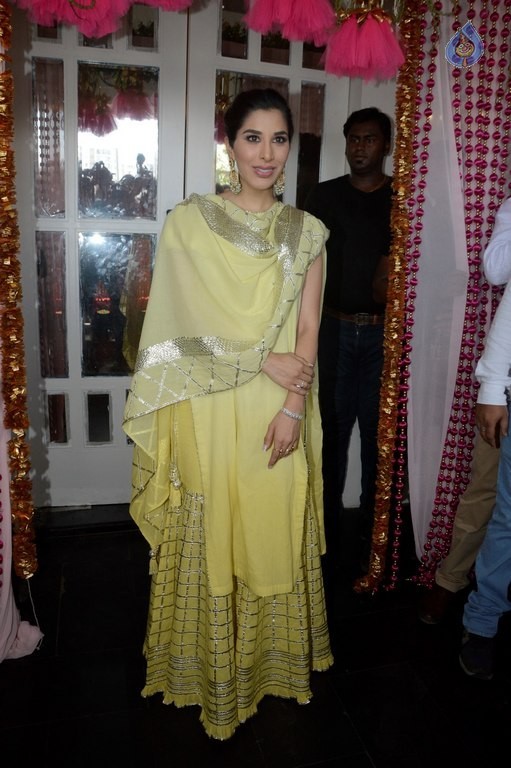 Celebrities at Bipasha Basu Mehndi Ceremony - 36 / 41 photos