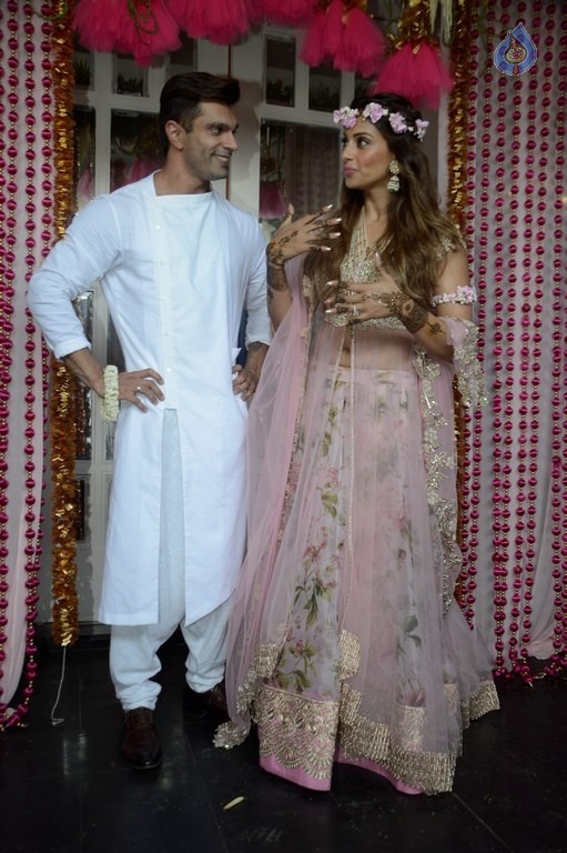 Celebrities at Bipasha Basu Mehndi Ceremony - 40 / 41 photos