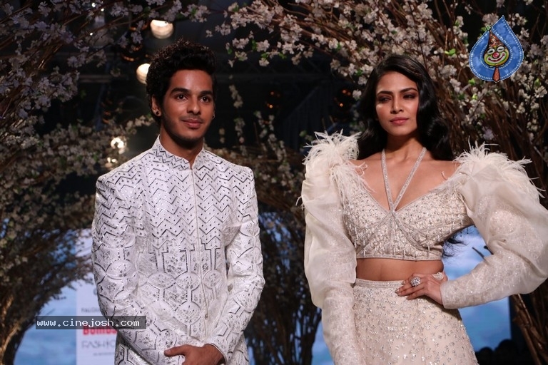 Celebrities at Bombay Times Fashion Week - 33 / 55 photos