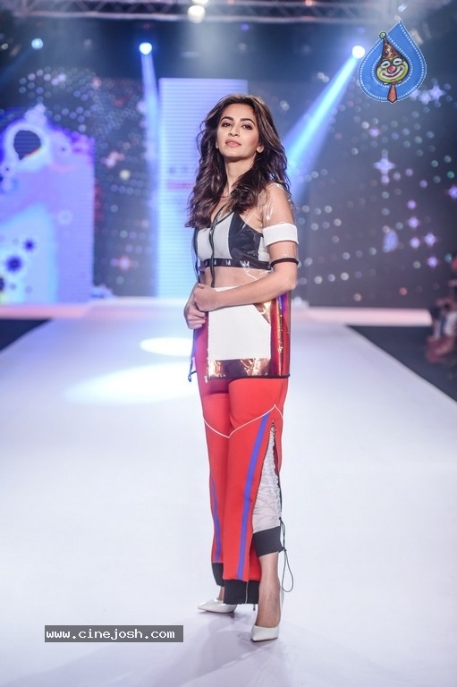 Celebrities at Bombay Times Fashion Week - 39 / 55 photos