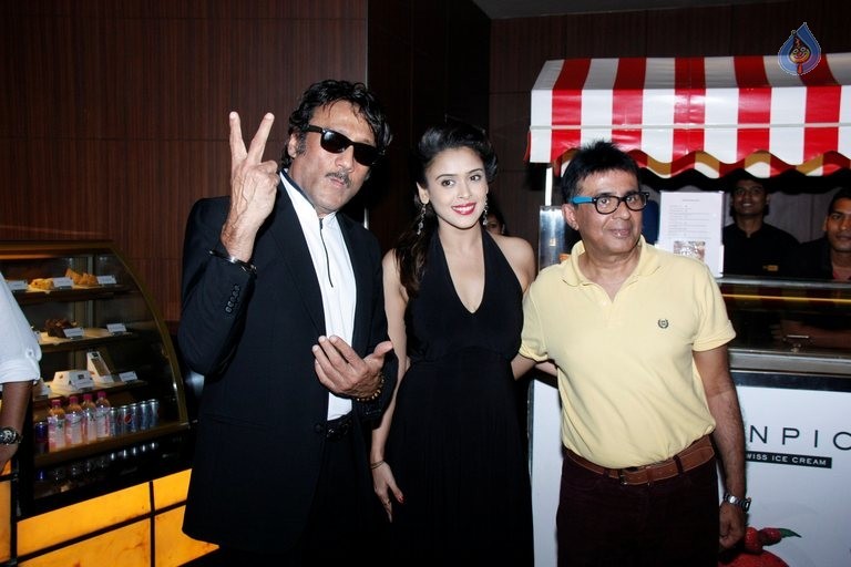 Celebrities at Chehere Film Premiere - 28 / 41 photos
