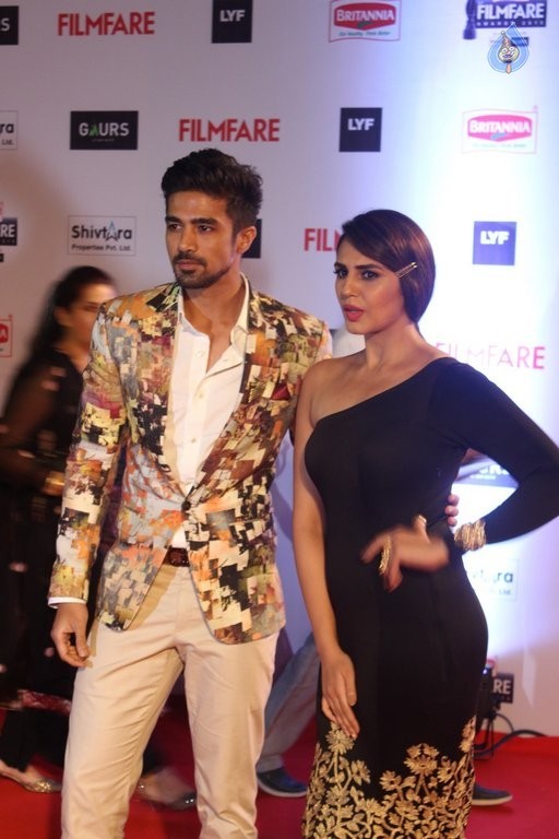 Celebrities at Filmfare 2016 Awards 1 - 32 / 84 photos