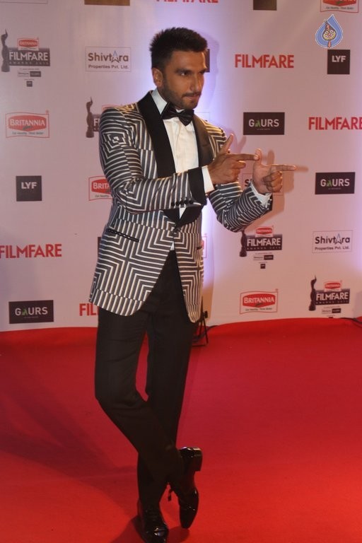 Celebrities at Filmfare 2016 Awards 2 - 9 / 80 photos